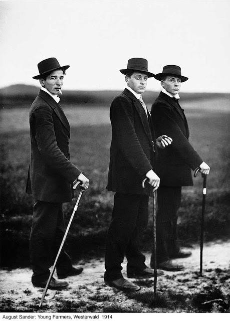 August Sander, Young Farmers, 1914. Da People of the Twentieth Century, Fonte: MoMA. 