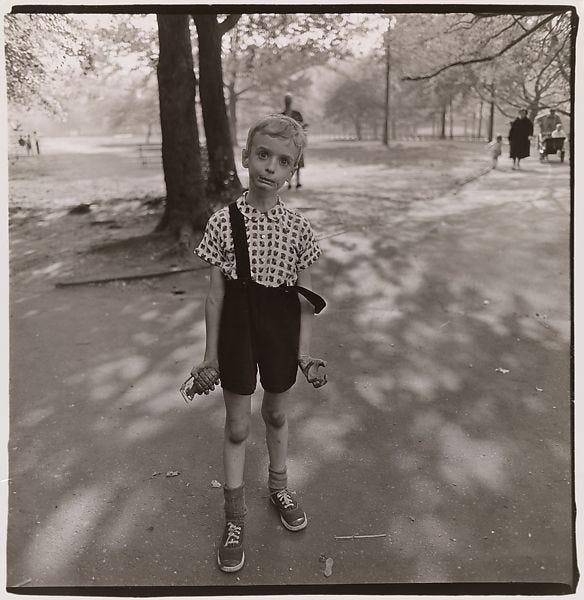 Diane Arbus, Child with a toy hand grenade in Central Park, N.Y.C., 1962. Fonte: The Met Museum.